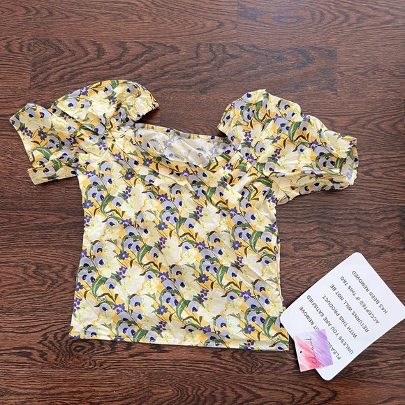 CROSS FRONT FLORAL CROP TOP IN YELLOW size small - Picture 7 of 8